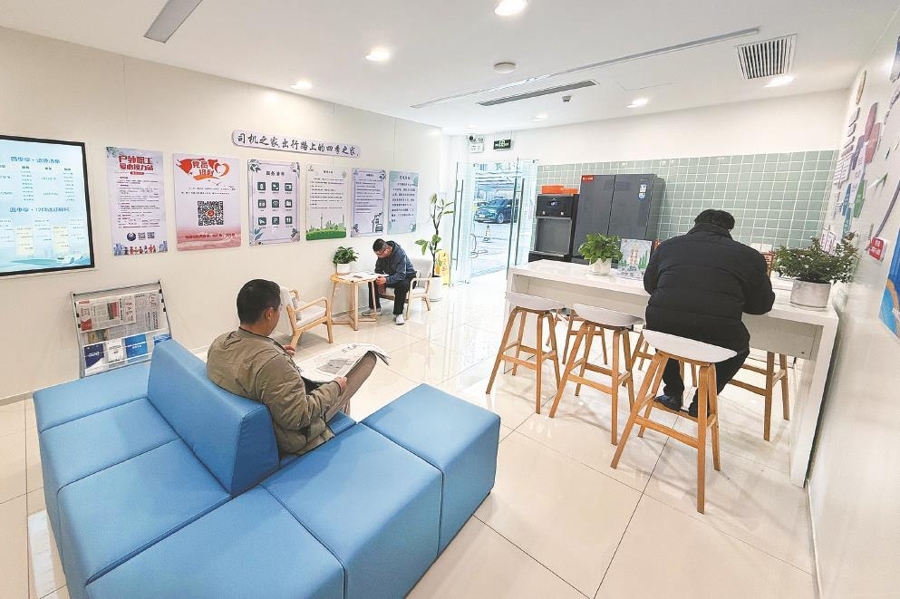 等候车辆充电期间，驾驶员在“司机之家”休息。 本报记者 赵立荣摄