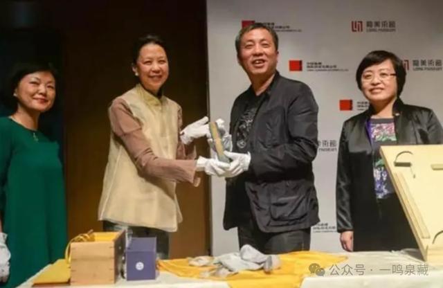 嘉德董事王雁南亲手交接给刘益谦