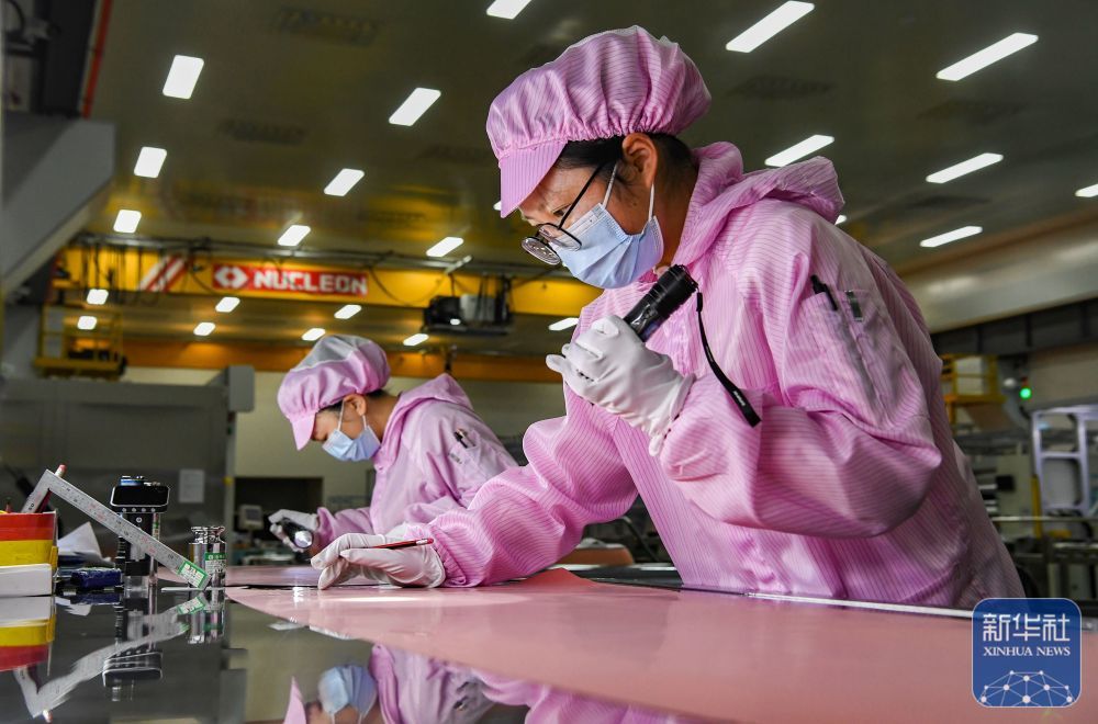 ↑ 2月24日,在浙江省东阳市南马镇浙江花园新能源股份有限公司生产车间,工人在检测高性能铜箔外观。新华社发(时宽兵摄)