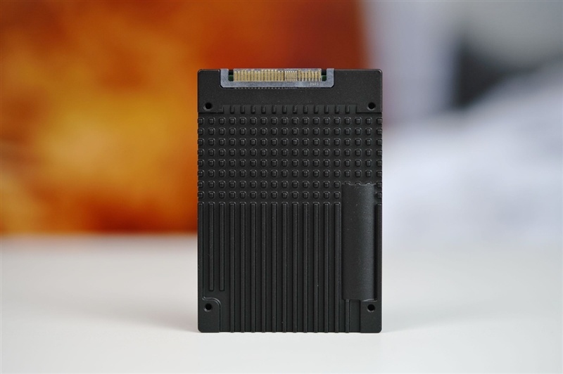 专为AI而生的企业级QLC SSD!长江存储PE501 61.44TB评测:超过1PB的写入测试