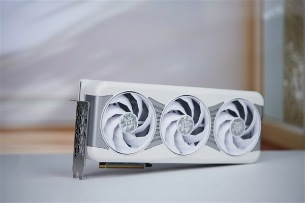 9000元级显卡硬钢2万元级旗舰！英特尔锐炫Pro B70在DeepSeek R1中击败RTX 5090D