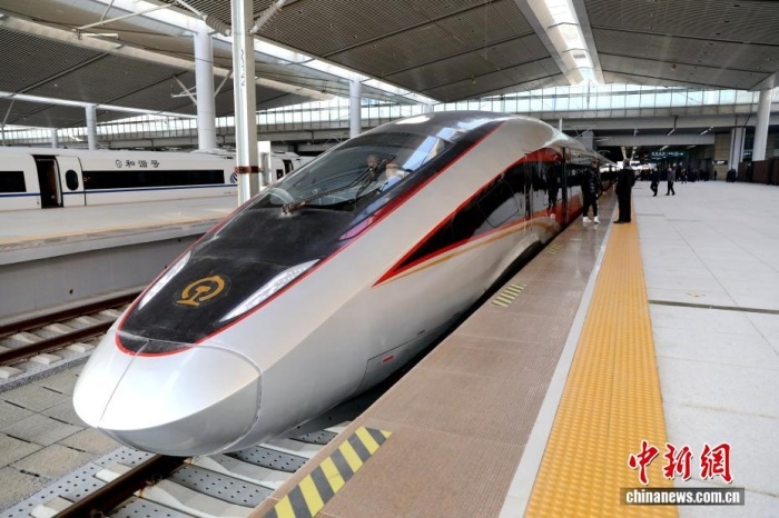 资料图：C9312次列车在西安北站整装待发。中新社记者 张远 摄