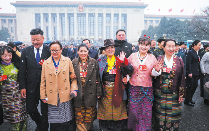 ▲3月3日15时，全国政协十四届四次会议新闻发布会在北京人民大会堂举行。新京报记者 李木易 摄