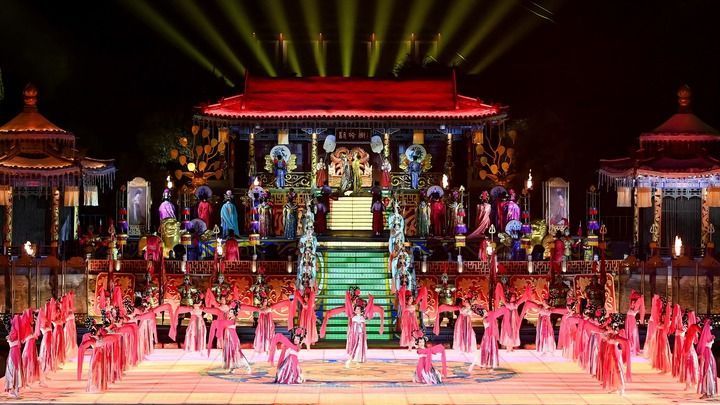 演员在陕西省西安市华清宫景区表演大型实景历史舞剧《长恨歌》(2024年12月1日摄)。新华社记者 邹竞一 摄