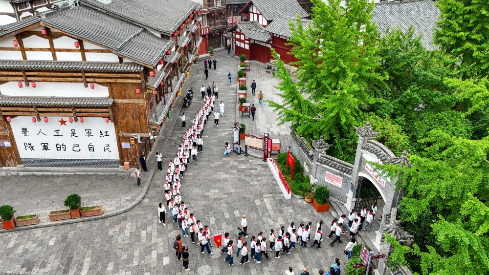 2026年5月14日，云南威信县扎西镇桂花中心小学的学生在扎西会议旧址参加红色研学活动。新华社记者 彭奕凯 摄