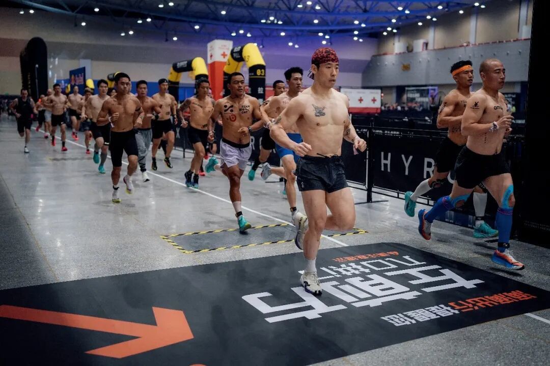 7月4日,选手在HYROX杭州站比赛中。图/视觉中国