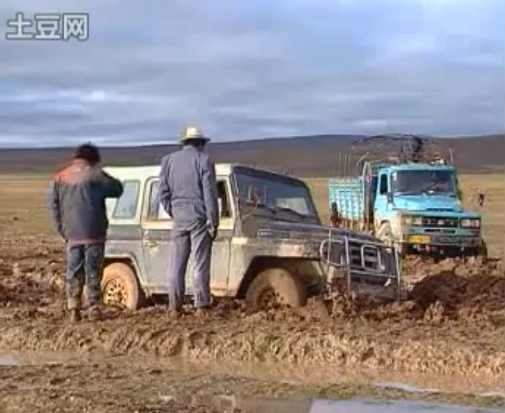 纪录片《平衡》种,巡山队的车经常陷在泥里,需要众人推车。