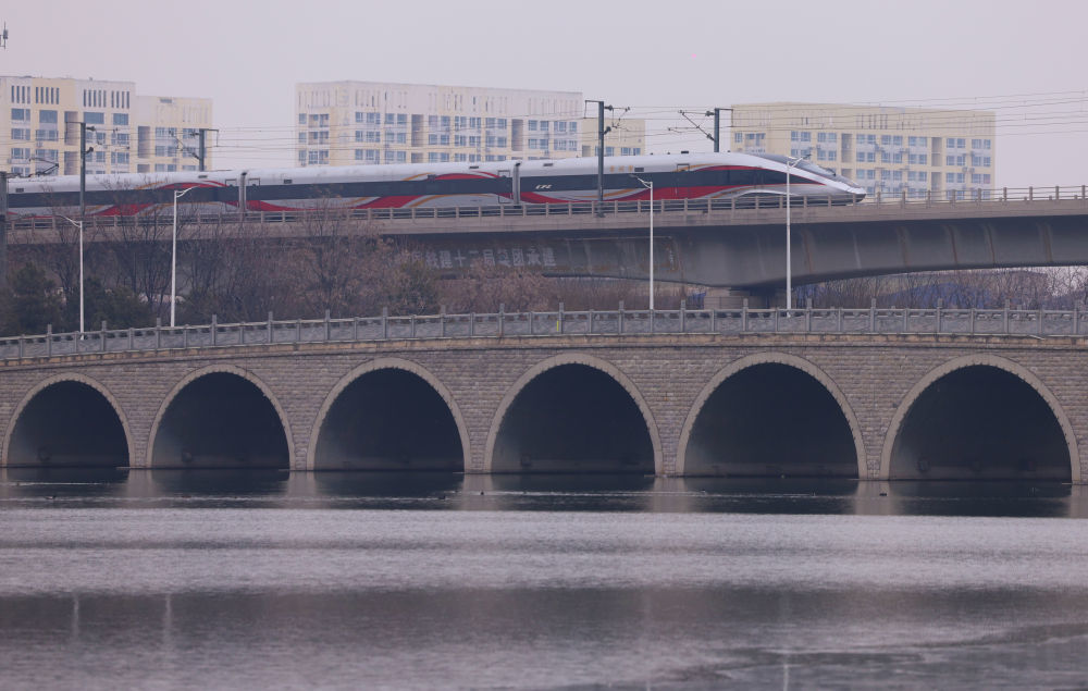 ↑ 1月25日,一列动车组列车在河北省石家庄市境内行驶。新华社发(梁子栋 摄)
