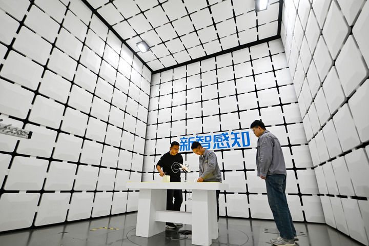 2月27日，在天津滨海高新区新智感知科技产业园的一处实验室，工作人员对产品进行测试。