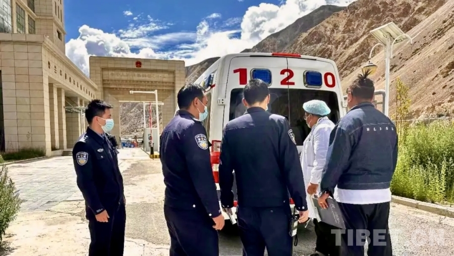 普兰出入境边防检查站移民管理警察正在开通绿色通道