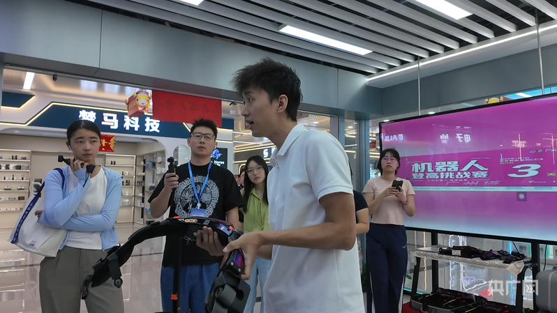 王昱翔(右二)推介外骨骼机器人产品(央广网记者 李晓晓 摄)
