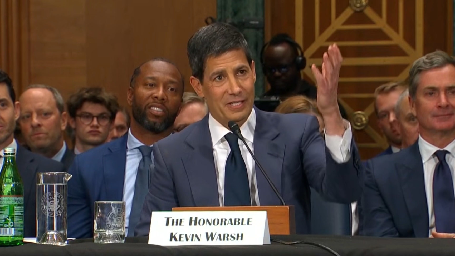 当地时间4月21日,美联储新主席提名人凯文·沃什出席美国参议院银行委员会确认听证会。彭博社视频截图