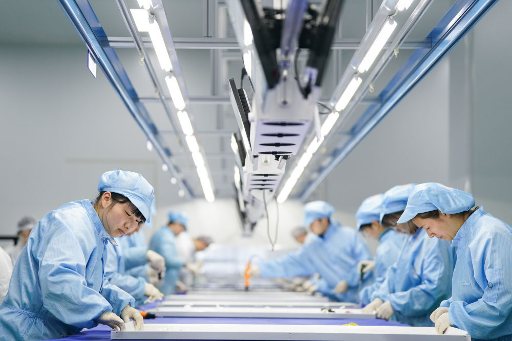 2026年2月26日,在合肥统旭智慧科技有限公司,工作人员在智慧屏幕生产线上工作。新华社记者 杜宇 摄