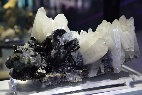水晶黑钨 IC photo