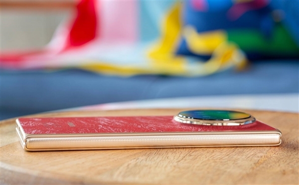 荣耀Magic V6真机图赏：专家最轻薄大折叠 老外被震荡到了