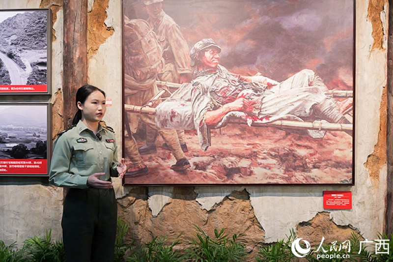 杨世珍讲解油画《红军师长陈树湘》。人民网 梁章晖摄