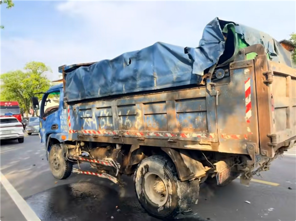 新一代小米SU7被大货车拦腰撞击 驾驶员毫发无伤 果断又定了一台