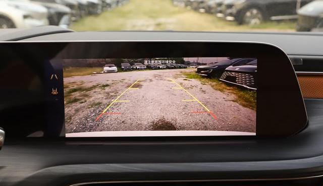 之前我一直开一台紧凑级 SUV，单身的时候用着挺顺手，通勤代步、周末出游都能应付-有驾