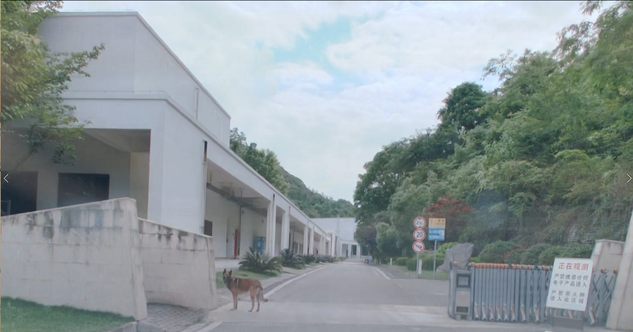 ▲付先生一行过第二道检查关卡后，在导游带领下由此门步行进入抵达“天眼”