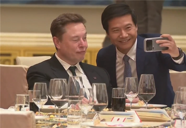 时隔13年再同框!雷军用小米17 Pro与马斯克合影 马斯克Wink形势太俏皮