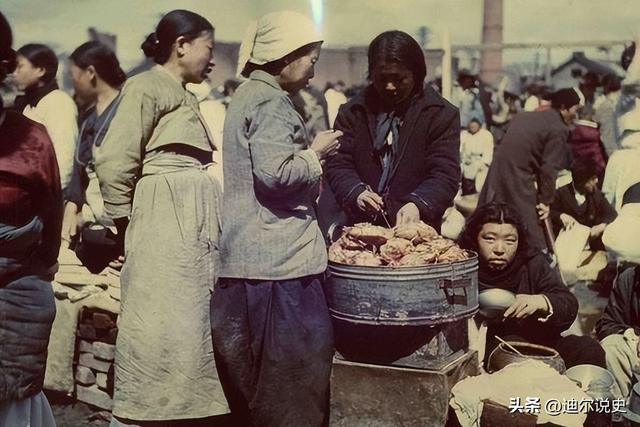 1953年6月，朝鲜战争期间韩国平民的常见配菜：蒸土豆