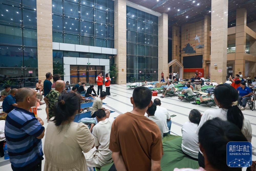 ↑ 这是7月11日夜间拍摄的温州乐清市城东街道安置点。新华社记者 江汉 摄
