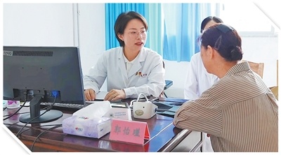 上海专家到三明市中医院开展义诊。钟 山摄