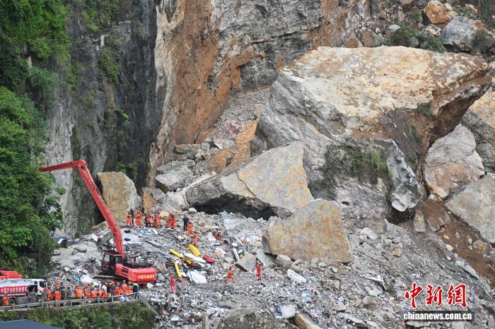 7月18日，重庆彭水山体崩塌救援持续进行。　 中新网记者 何蓬磊 摄