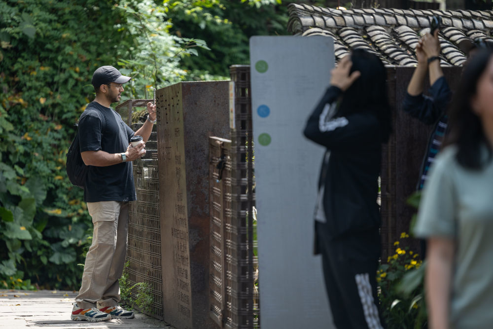 ↑ 4月23日，外籍游客在重庆市南岸区下浩里老街观光游玩。