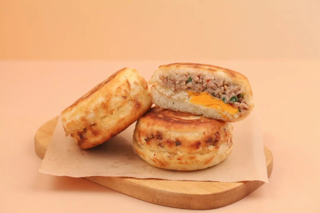 摄图网_350091762_美味鲜肉蛋堡煎煮小吃(企业商用).jpg