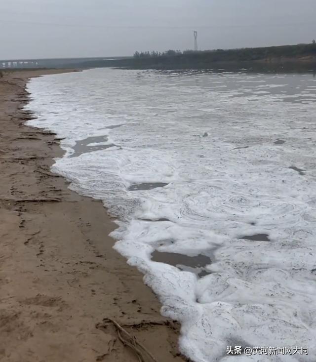 水面出现大量泡沫(视频截图)