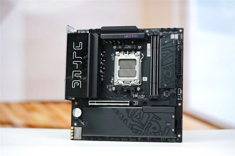 超乎意想的千元级电竞主板！七彩虹iGame B850M Ultra-OC V14主板评测