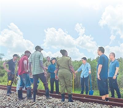 2023年，中外方工作人员在坦赞铁路现场考察设备。柴程玉摄