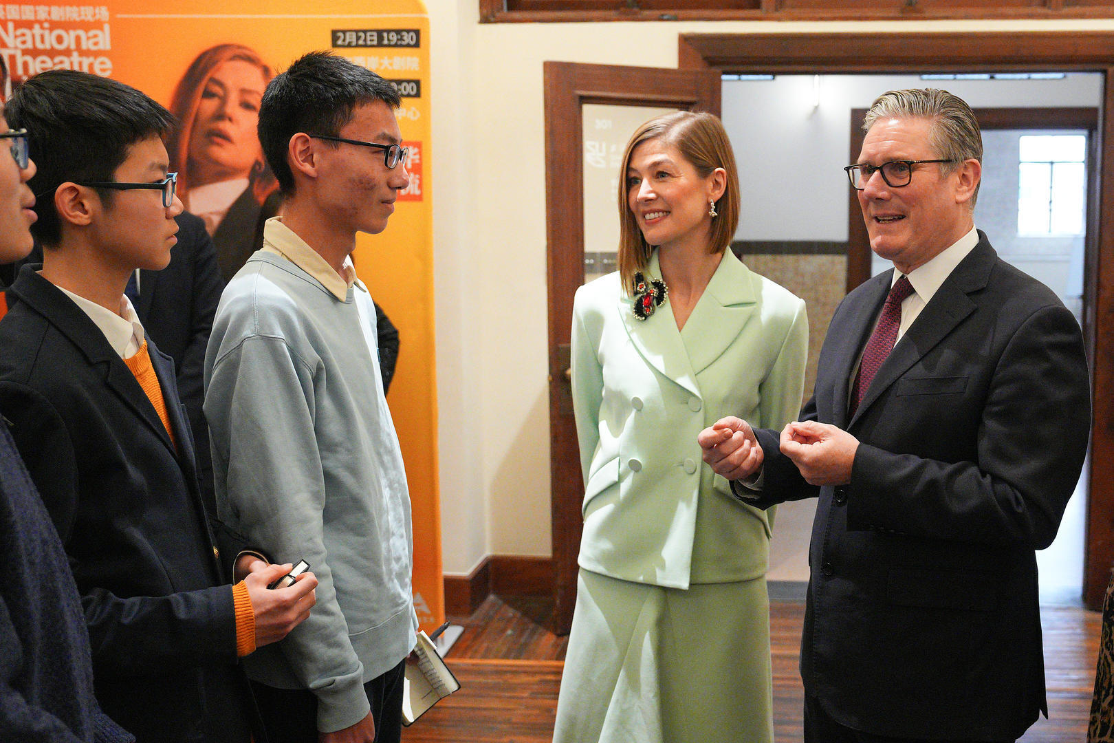 ▲2026年1月31日,英国首相斯塔默(右一)与裴淳华(右二)在上海创新创意设计研究院与表演系学生交流 图据视觉中国