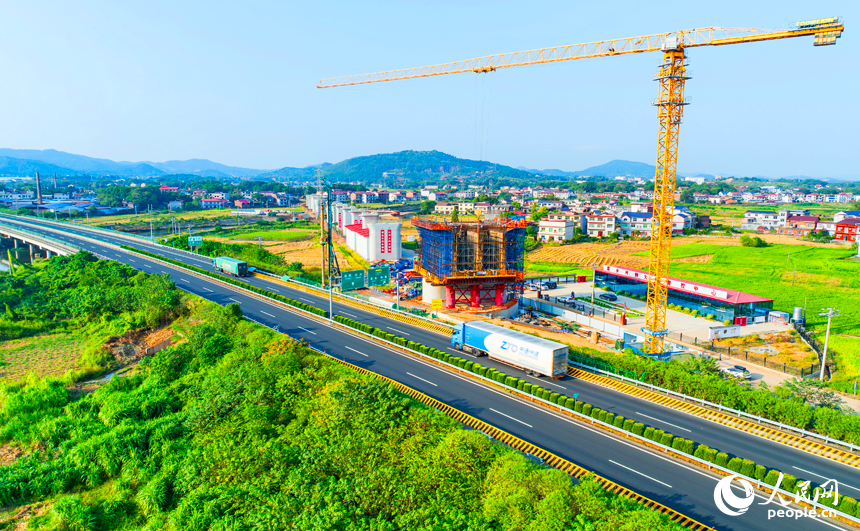 萍乡市上栗县金山镇的栗水河特大桥建设现场,塔吊林立,工业作业繁忙,基桩浇筑有序推进。人民网记者 朱海鹏摄
