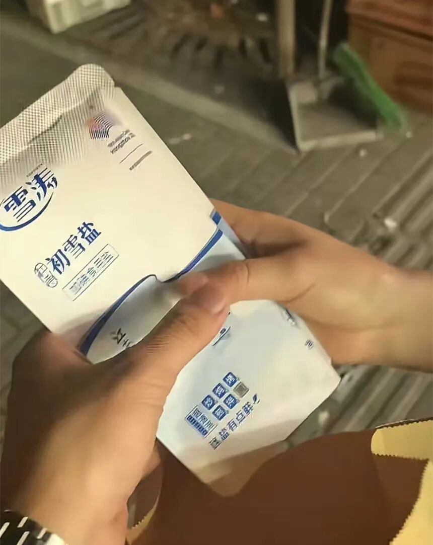 △网友称打开后里面并非食品，而是食盐。图/发帖人