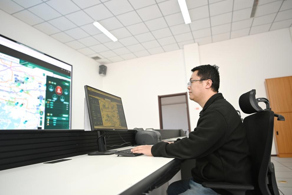 工作人员在智慧林草综合管护平台上进行工作调度。新华社记者朱旭东 摄