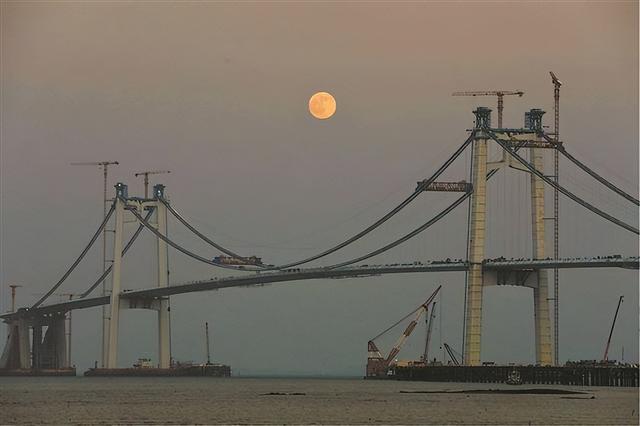 圆月高悬在厦金大桥(厦门段)上空。(见习记者 林杰东 摄)