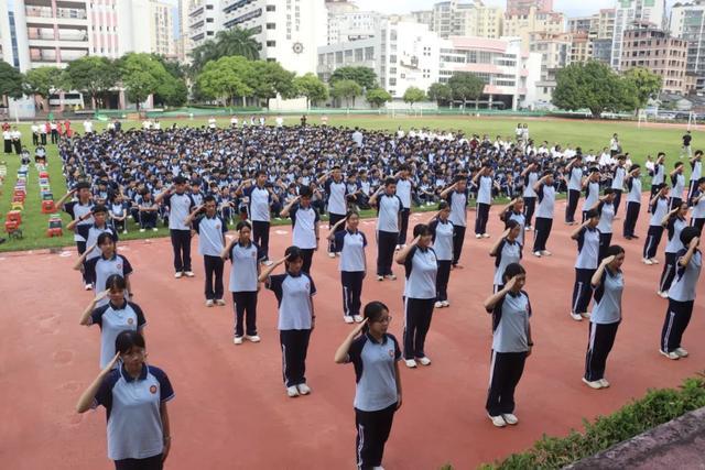 云浮市邓发纪念中学学生