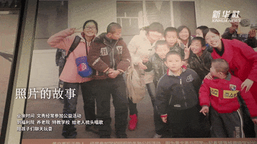 图为黄文秀（左一）与同学一起看望特教学校的孩子们。（长治学院供图）
