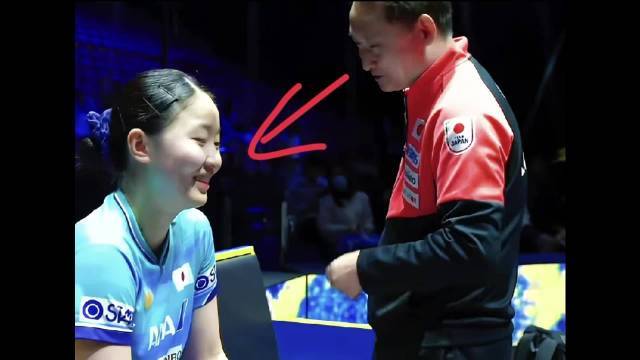张本美和输王艺迪，父亲张本宇弯腰逗笑