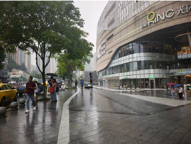 盲道焕新后。市城市管理局供图