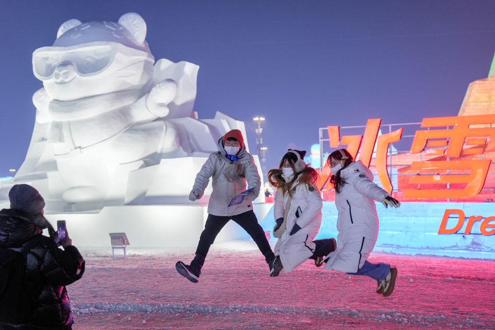 2024年12月20日，两岸青年游客在哈尔滨一冰雪景区内拍照留影。