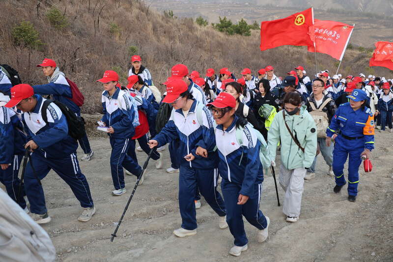 4月3日上午8时许,宁夏固原市第二中学2025级学生徒步前往位于彭阳县古城镇的任山河烈士陵园。中青报·中青网记者 焦敏龙/摄