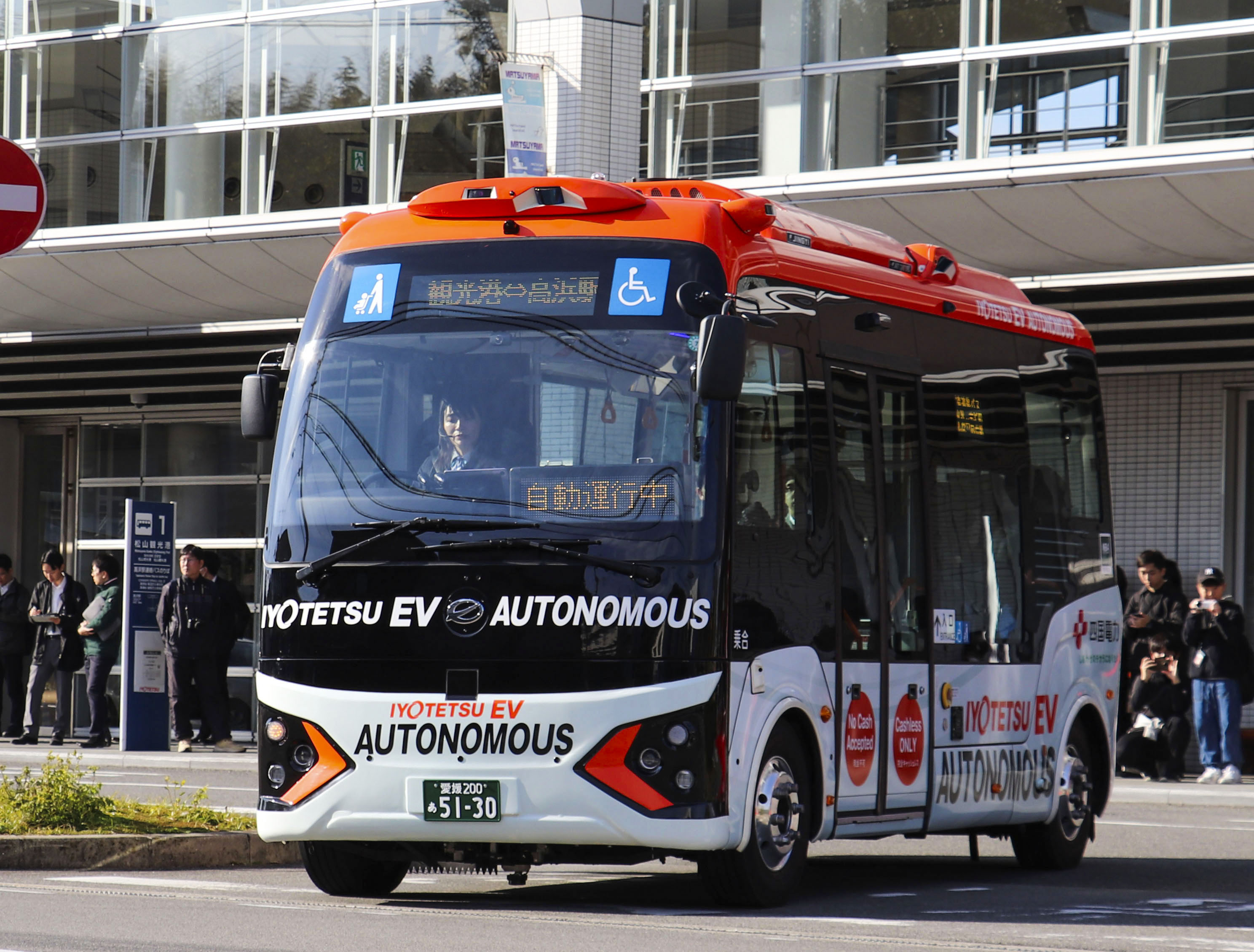 在日本爱媛县松山市运行的自动驾驶小巴 东方IC