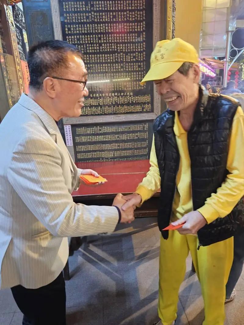 李四川大年初一凌晨现身土地公庙发红包，民众热情排队合照