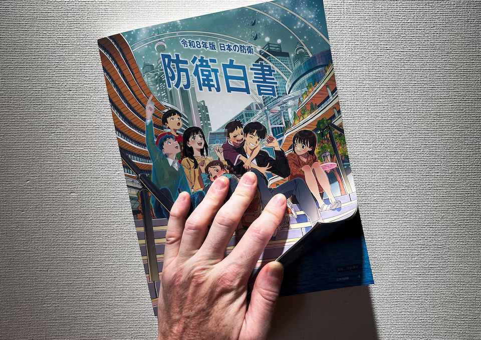 ▲日本新发布的防卫白皮书使用卡通封面。（图源：路透社）