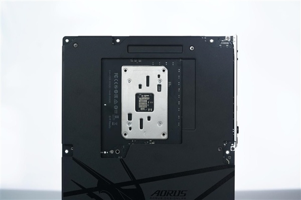 16+2+2相供电 配4路M.2!技嘉B850 AORUS ELITE X3D图赏
