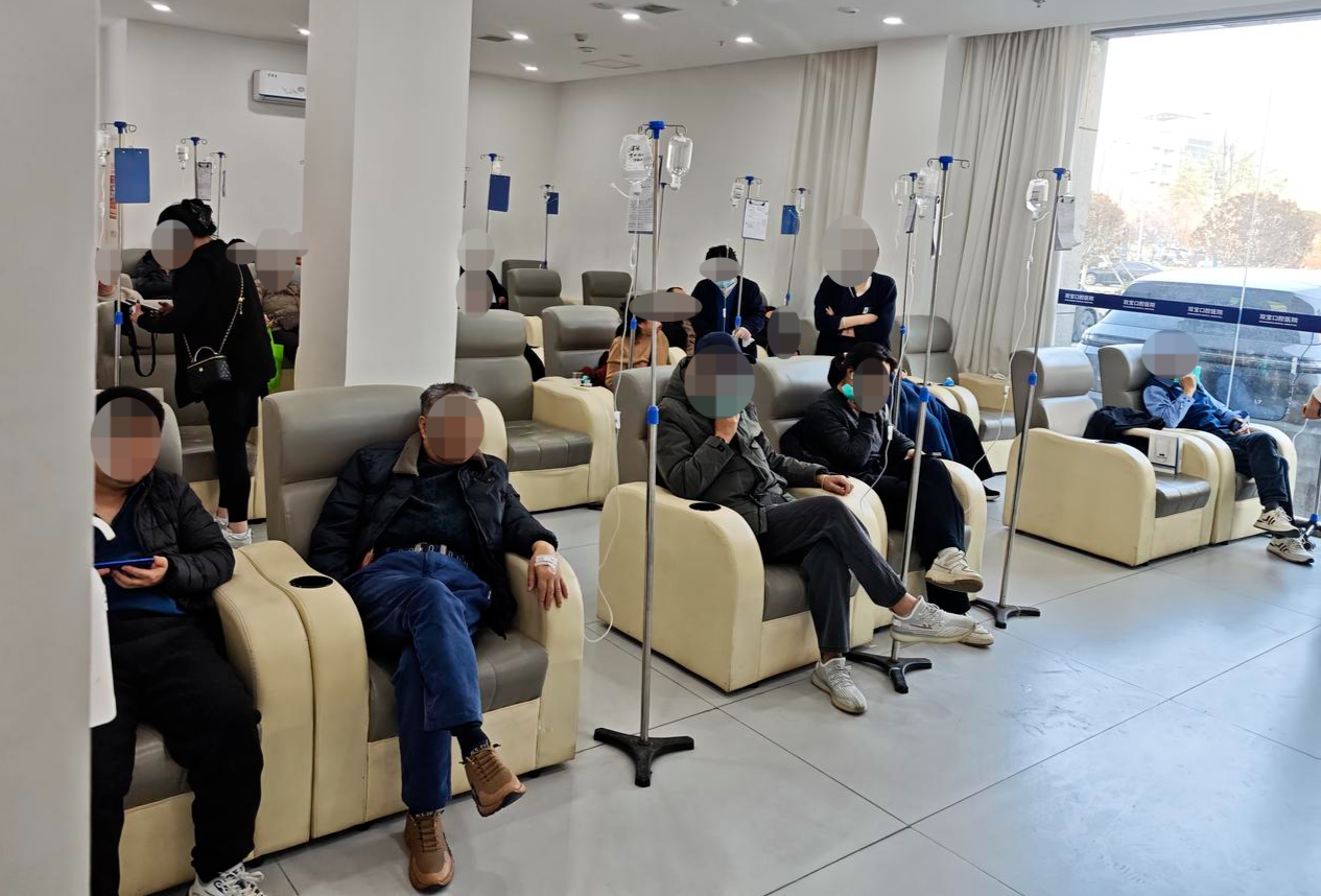 ▲医院输液留观区内的病人