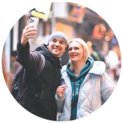 外国游客在重庆市磁器口古镇游玩拍照。 孙凯芳摄